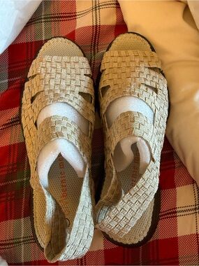 Bernie Mev 
. Woven Elastic Sandals in Gold